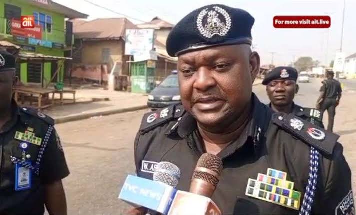 Ondo Police Speaks To Viral Video of Officer Indulging in Phone Theft