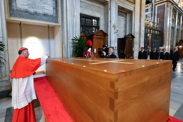 Hundreds of Thousands Mourn as Pope Francis Is Finally Interred in Modest Coffin Today – Trump, Over 50 Heads of State Present